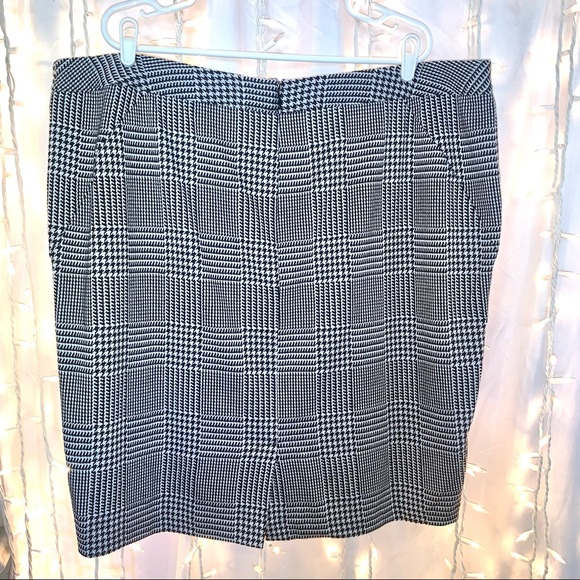 LANE BRYANT ⭐️ B&W Houndstooth Plaid Pencil Skirt - Picture 8 of 9